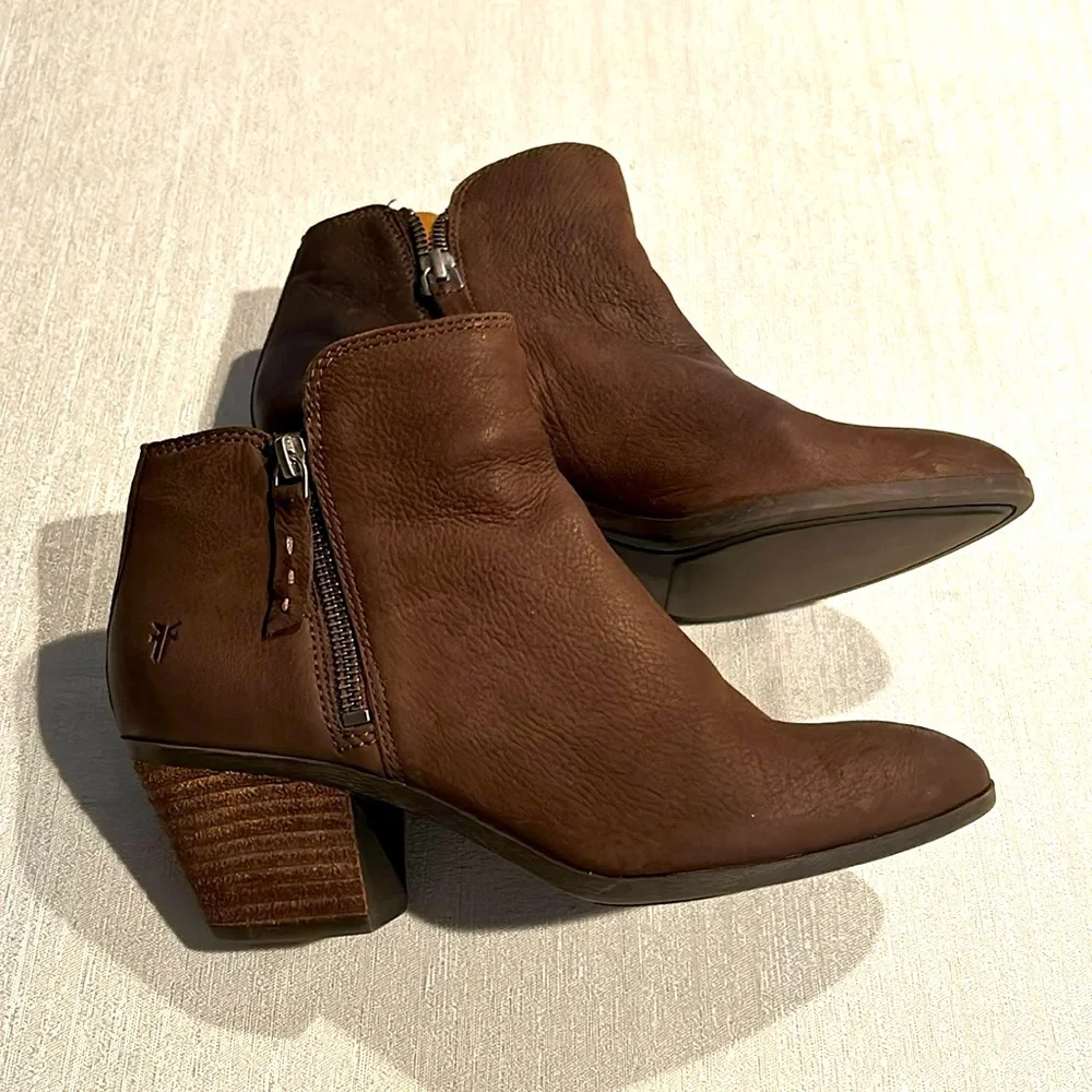 FRYE Women’s Brown Ankle Booties Distressed Texture All Over Size 6 Gently Used - Picture 3 of 16